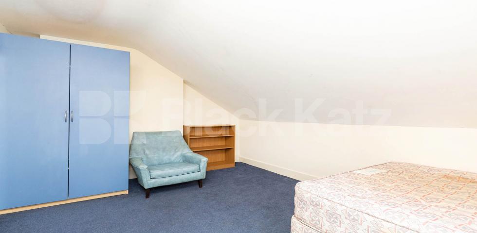			GOOD FOR 4 SHARERS!, 4 Bedroom, 1 bath, 1 reception Flat			 Brecknock Road, TUFNELL PARK N7